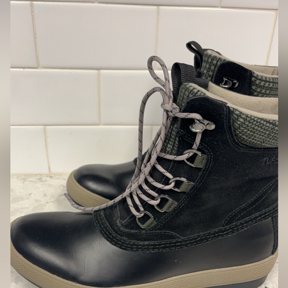 Xtratuf Woman’s lace up deck boots.9.5 Black - Picture 1 of 5